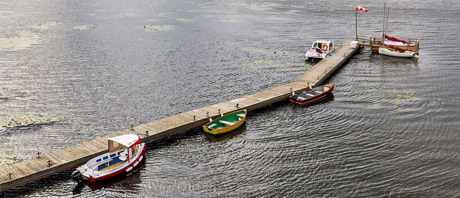 Пирс с пришвартованными лодками, кэтботами, катерами Пеновской верфи «12 футов»
